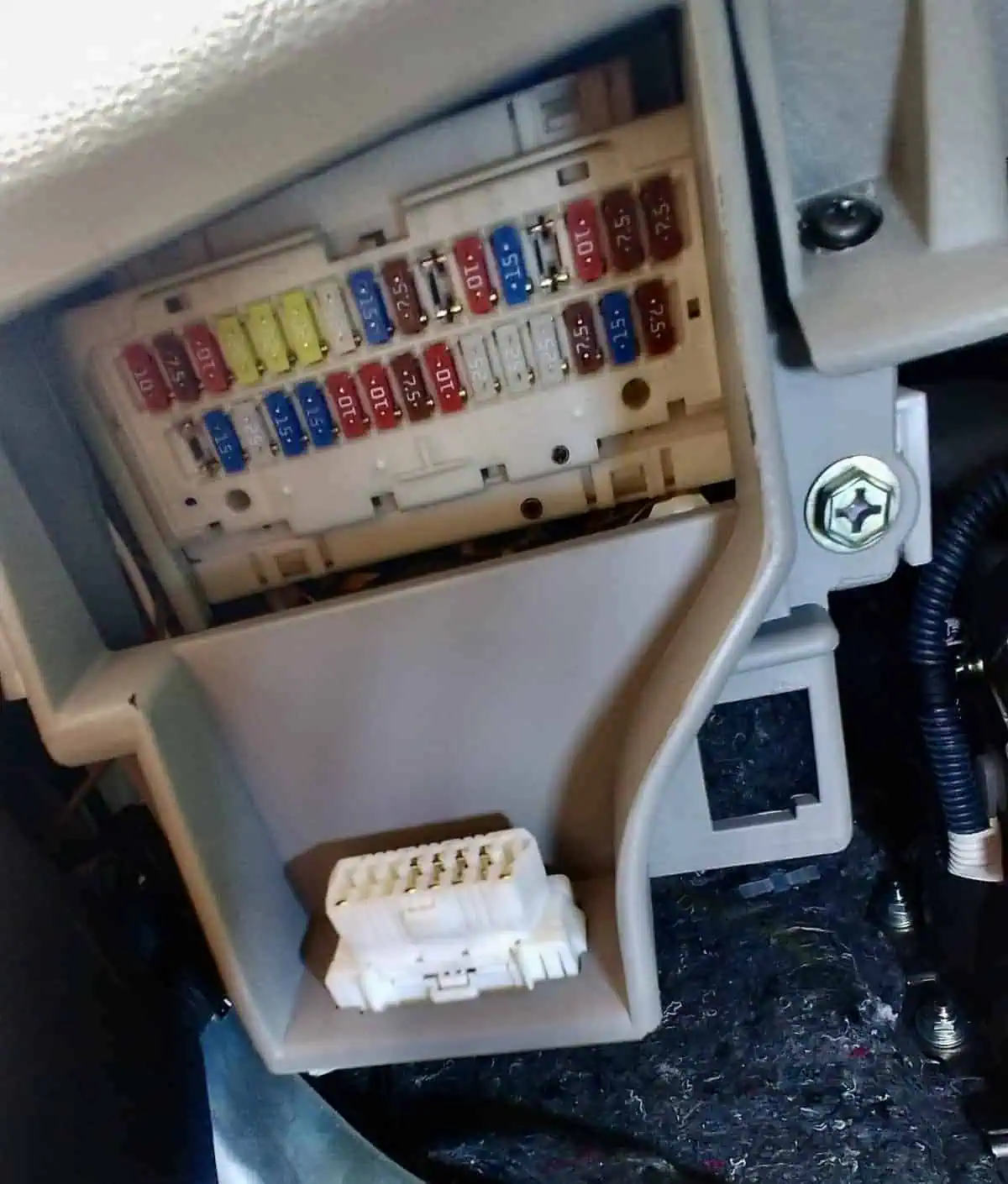 2009 Toyota RAV4 Fuse Location For Power Outlets Vehicle Jump Starter USB Volt Meter